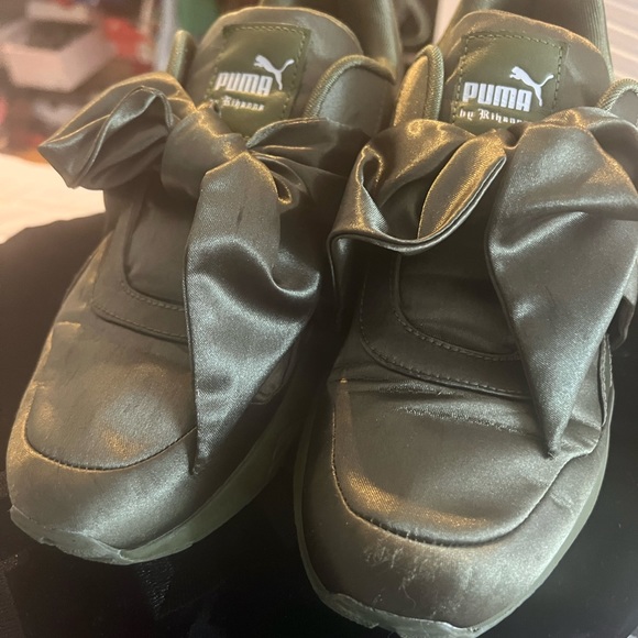 Puma by Rihanna satin bow tie green sneakers. - Picture 4 of 7